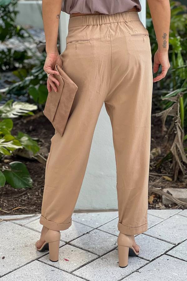 Carolina® | Taupefarbene, unausgeglichene, verkürzte Hose mit Knöpfen