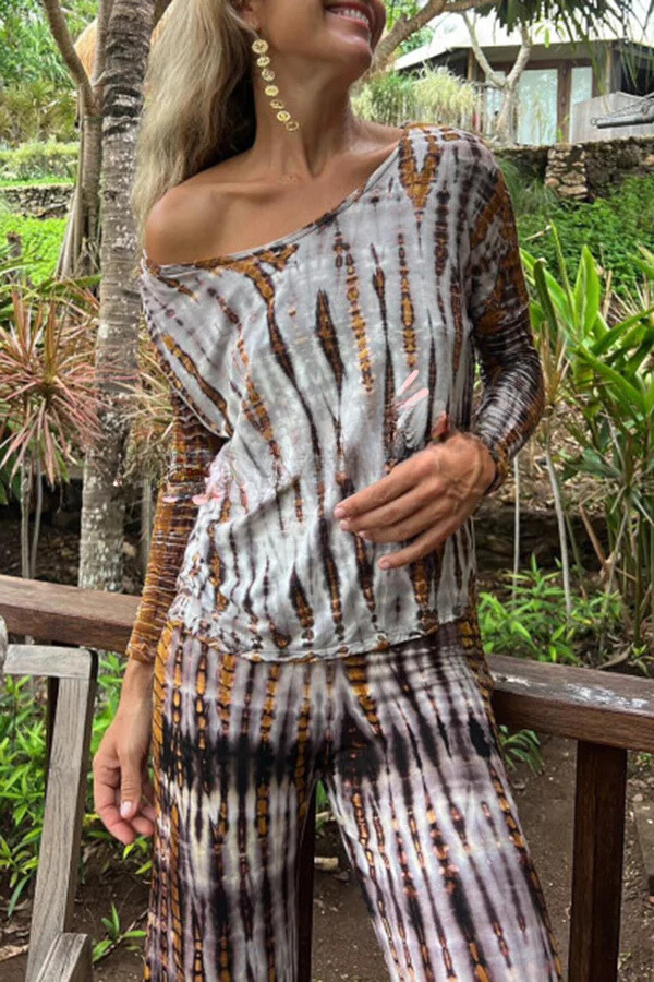 Amalia® | Lockeres Stretch-Oberteil mit Tie-Dye-Print auf der Rückseite und Kreuzausschnitten