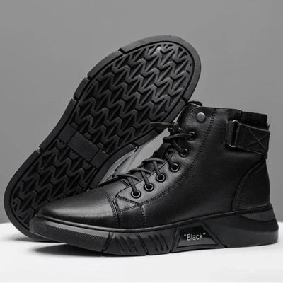 Schwarze hohe Turnschuhe