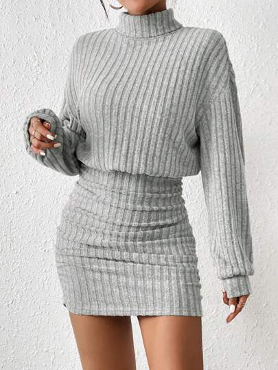 Strickkleid mit Rollkragen | Geripptes Design | Figurbetonter Schnitt