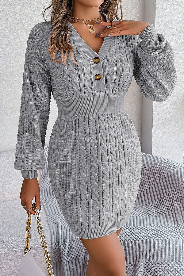 Marianne® | Geknöpftes, hüftbetontes Pulloverkleid mit gedrehten Laternenärmeln und V-Ausschnitt