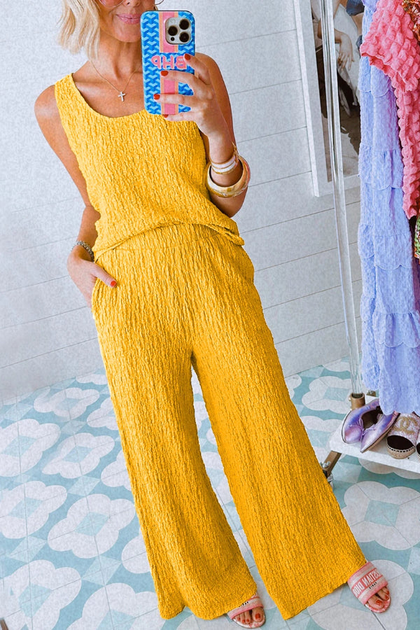 Genoveva® | Gelbes Set aus Tanktop mit U-Ausschnitt in Knitteroptik und Hose mit weitem Bein