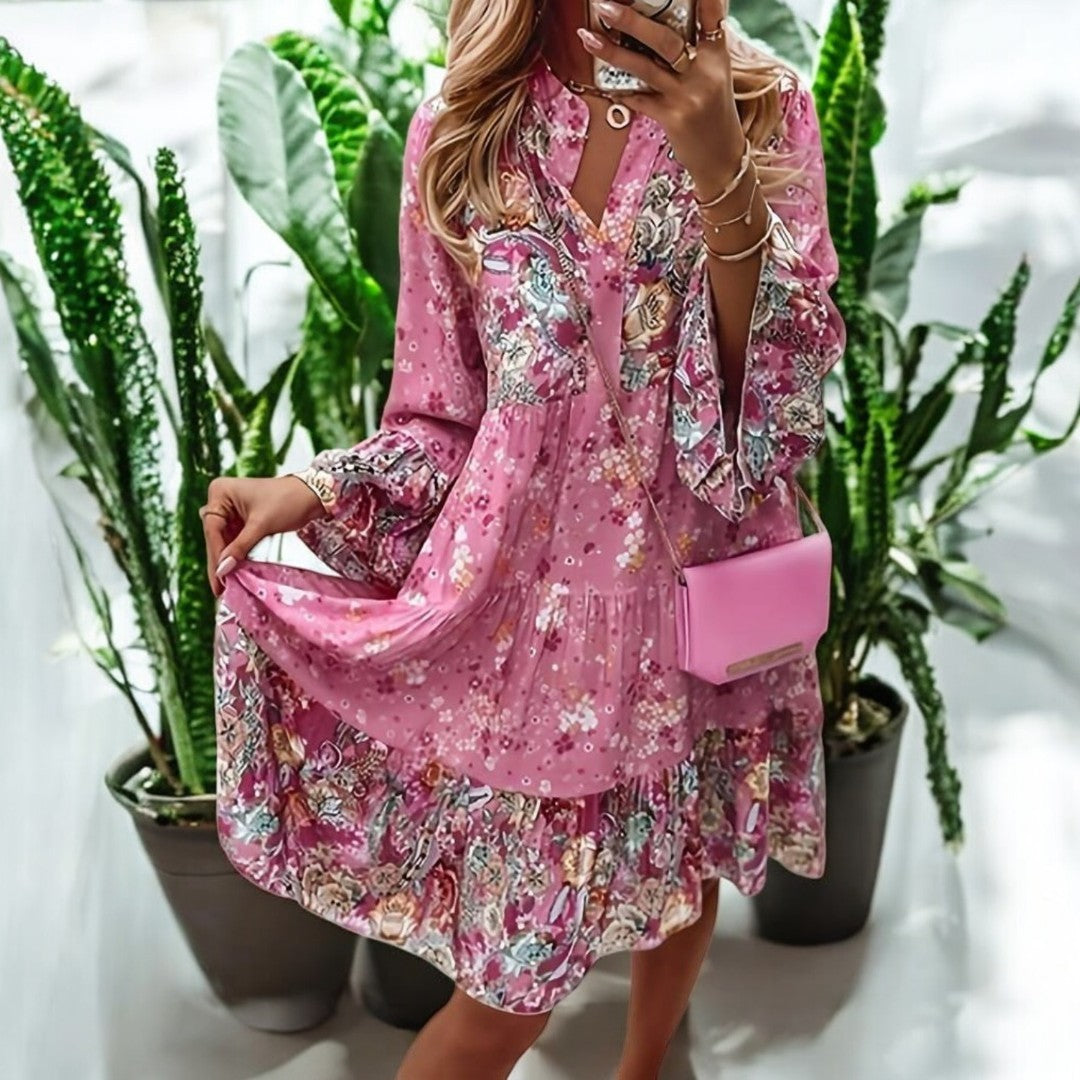 Kleid mit V-Ausschnitt | Stufenrock | Floraler Print