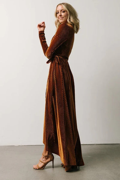 Willow® | Kastanienbraunes, geripptes Samt-Wickelkleid mit langen Ärmeln