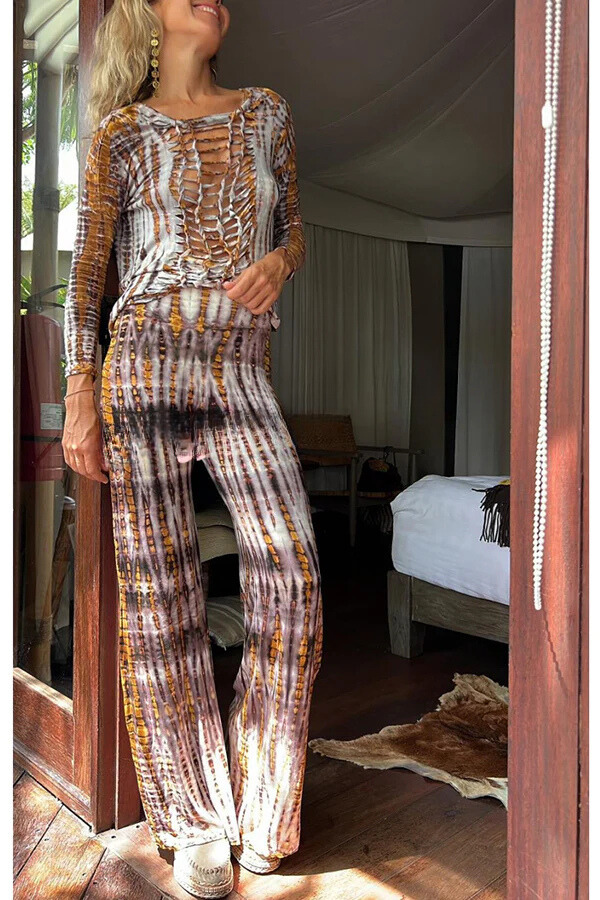 Amalia® | Lockeres Stretch-Oberteil mit Tie-Dye-Print auf der Rückseite und Kreuzausschnitten
