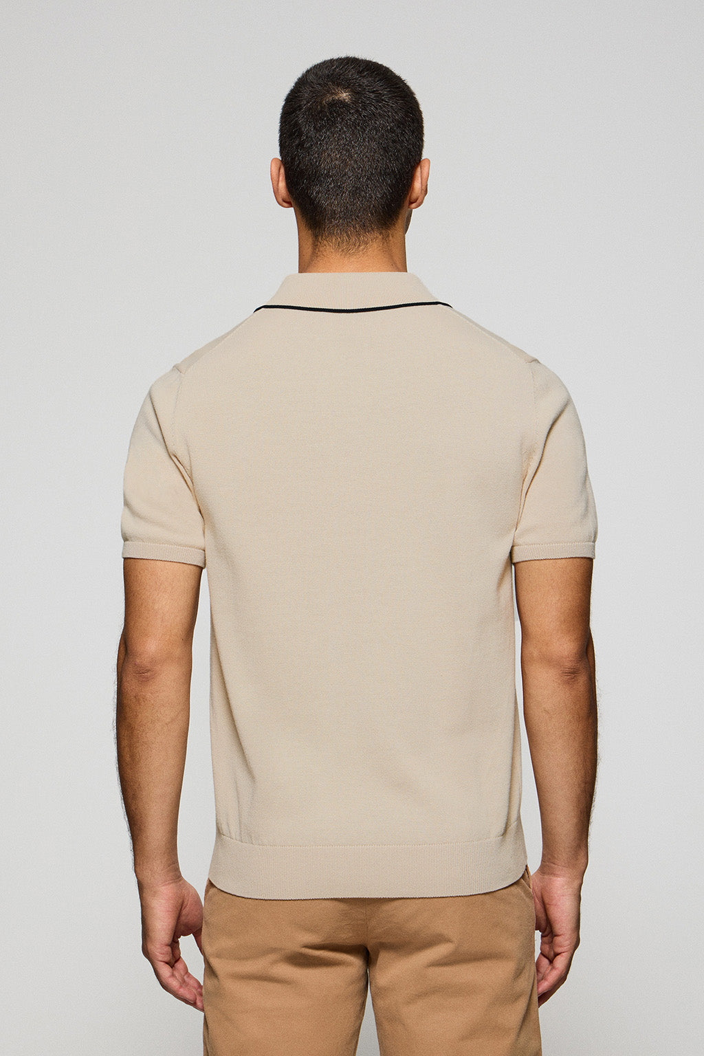 Polo beige de punto con botones