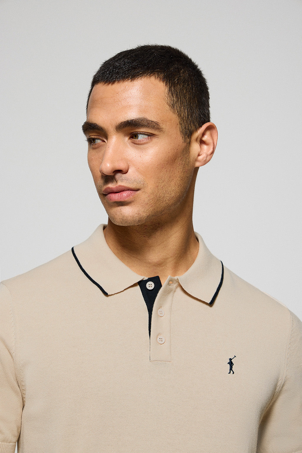 Polo beige de punto con botones