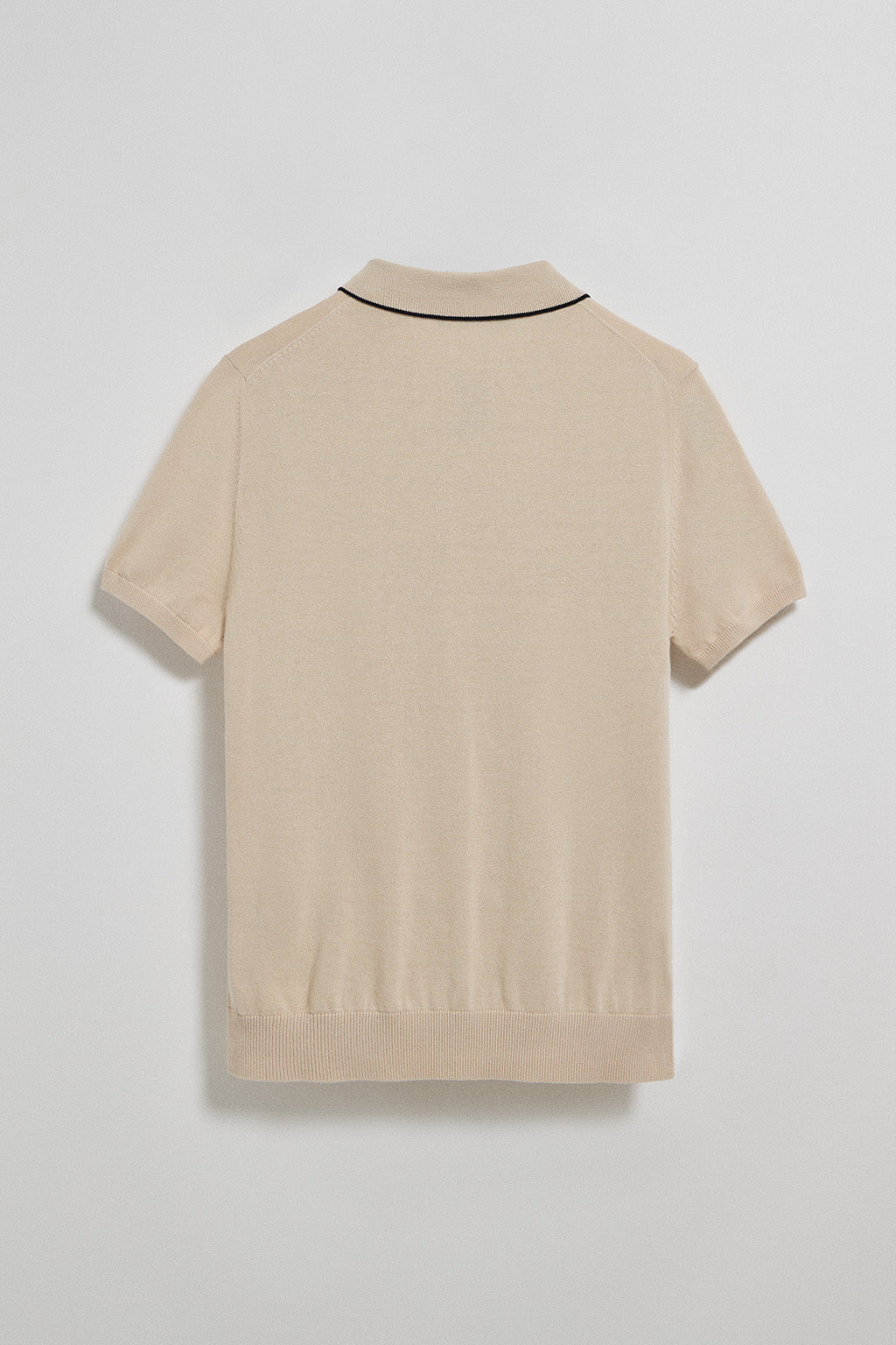 Polo beige de punto con botones