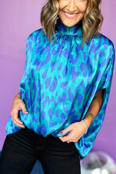 Zenaida® | Blaue, lockere Bluse mit Stehkragen und Fledermausärmeln und Leopardenmuster