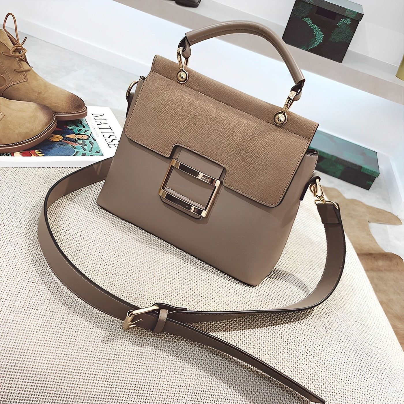 Elegante Handtasche | Zweifarbiger Look | Statement-Schnalle
