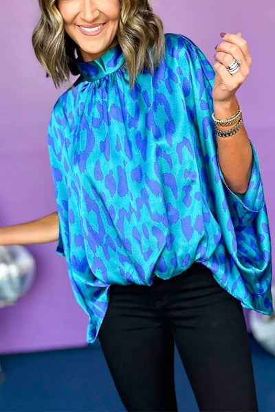 Zenaida® | Blaue, lockere Bluse mit Stehkragen und Fledermausärmeln und Leopardenmuster
