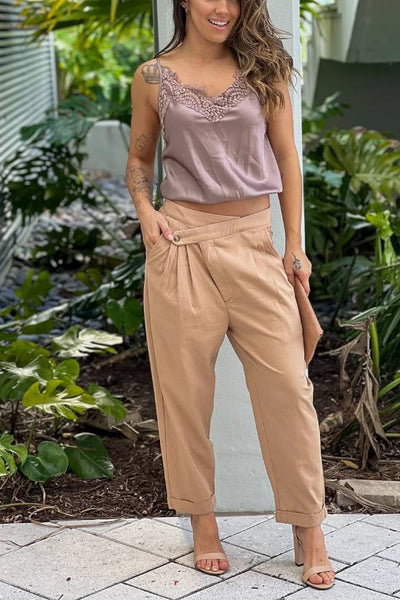Carolina® | Taupefarbene, unausgeglichene, verkürzte Hose mit Knöpfen