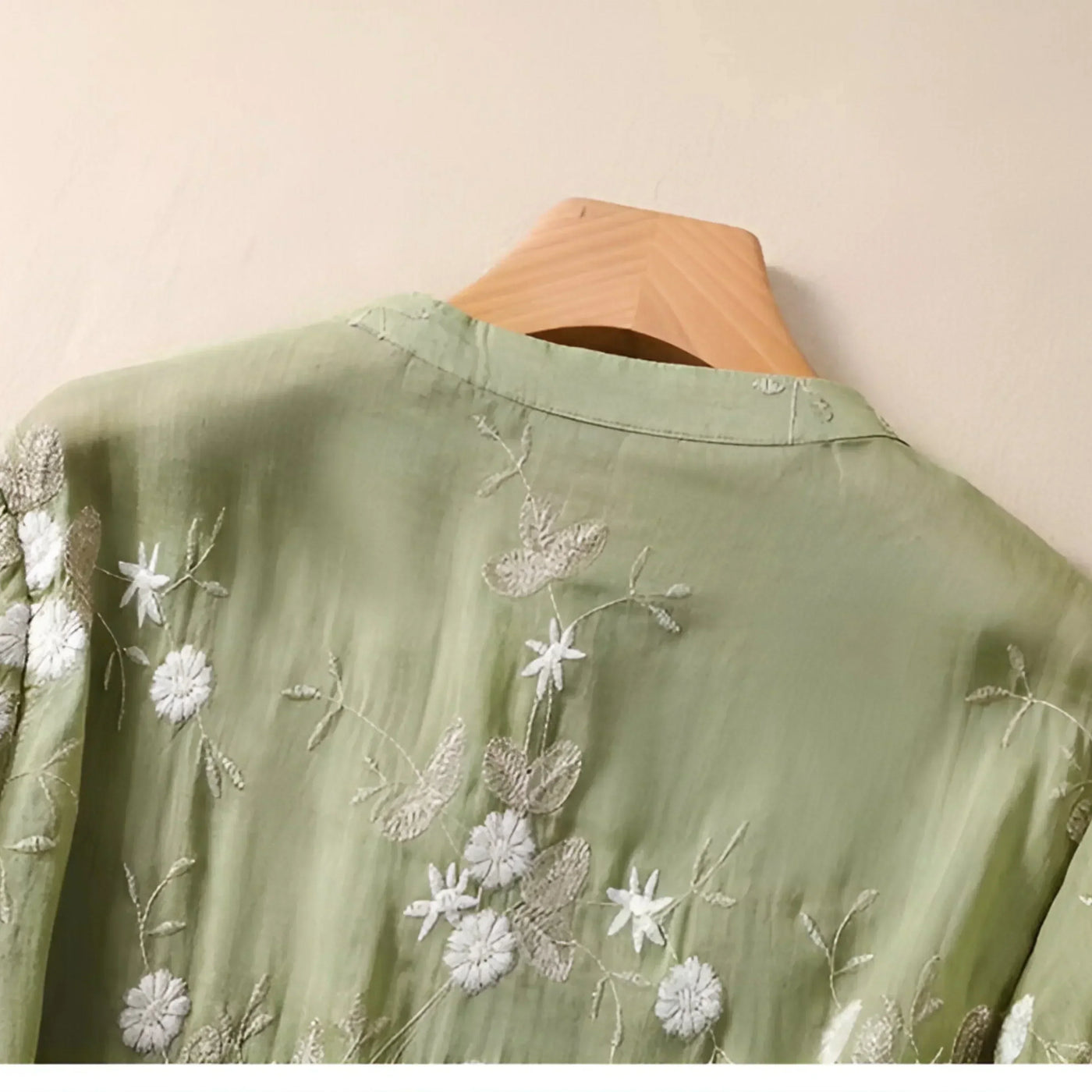 Luftige Bluse mit Stickerei | Halbtransparenter Stoff | Femininer Look