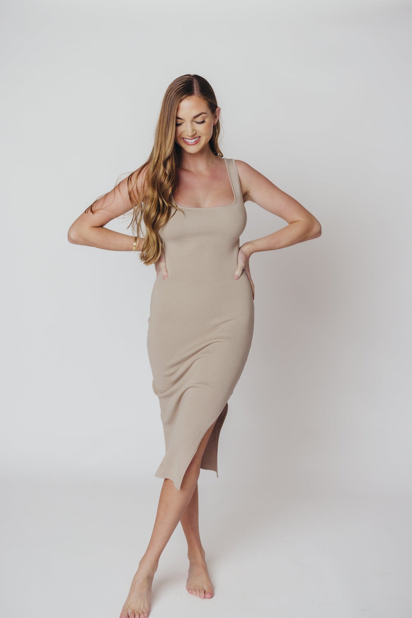 Strickkleid mit schlitz und eckigem ausschnitt - Latte