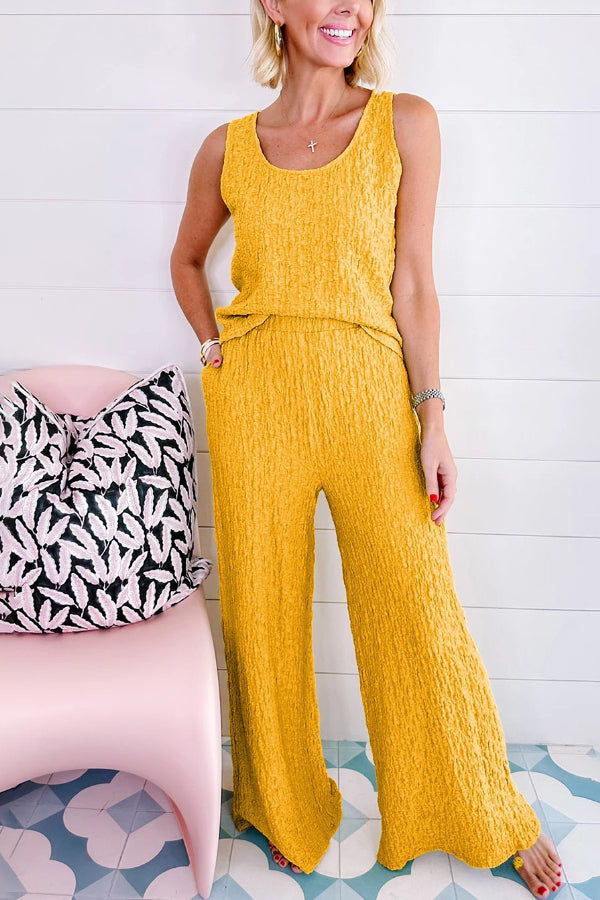 Genoveva® | Gelbes Set aus Tanktop mit U-Ausschnitt in Knitteroptik und Hose mit weitem Bein