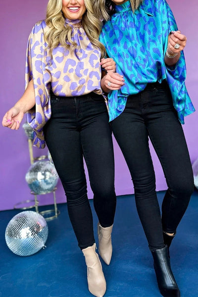 Zenaida® | Blaue, lockere Bluse mit Stehkragen und Fledermausärmeln und Leopardenmuster