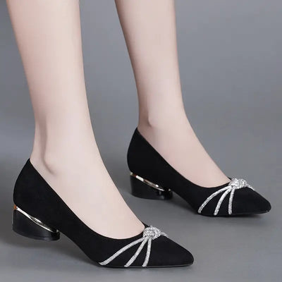 Valeria  | Elegante Spitze Pumps mit Strass und klobigen Absätzen