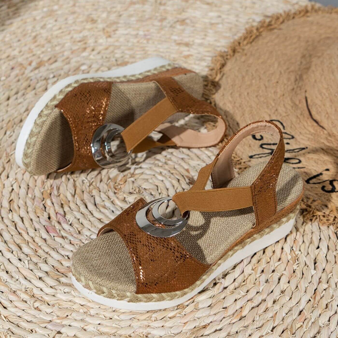 Keilsandalette mit Riemen | Metallic-Detail | Sommerlicher Komfort