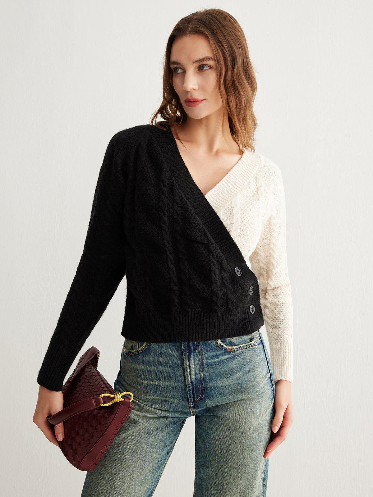 Moderne Damen Wickel-Cardigan aus Strick | Zopfmuster & Zweifarbiger Look
