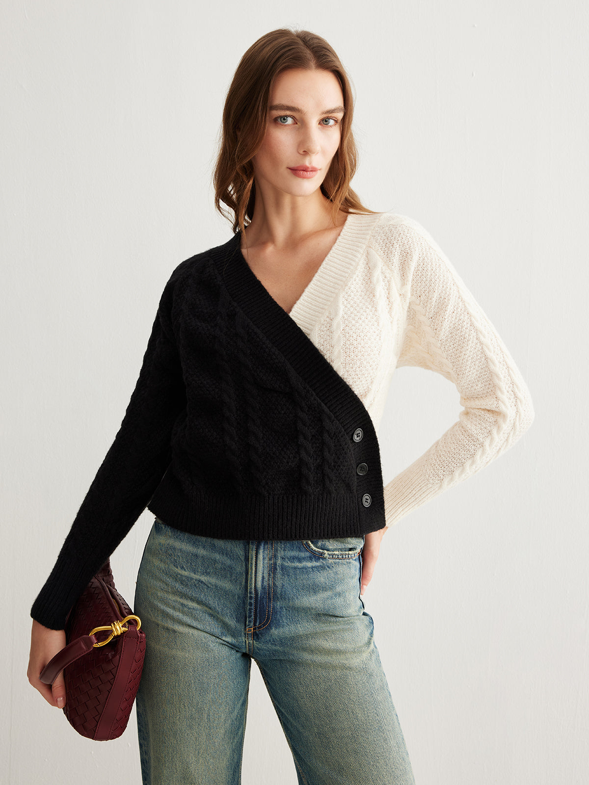 Moderne Damen Wickel-Cardigan aus Strick | Zopfmuster & Zweifarbiger Look