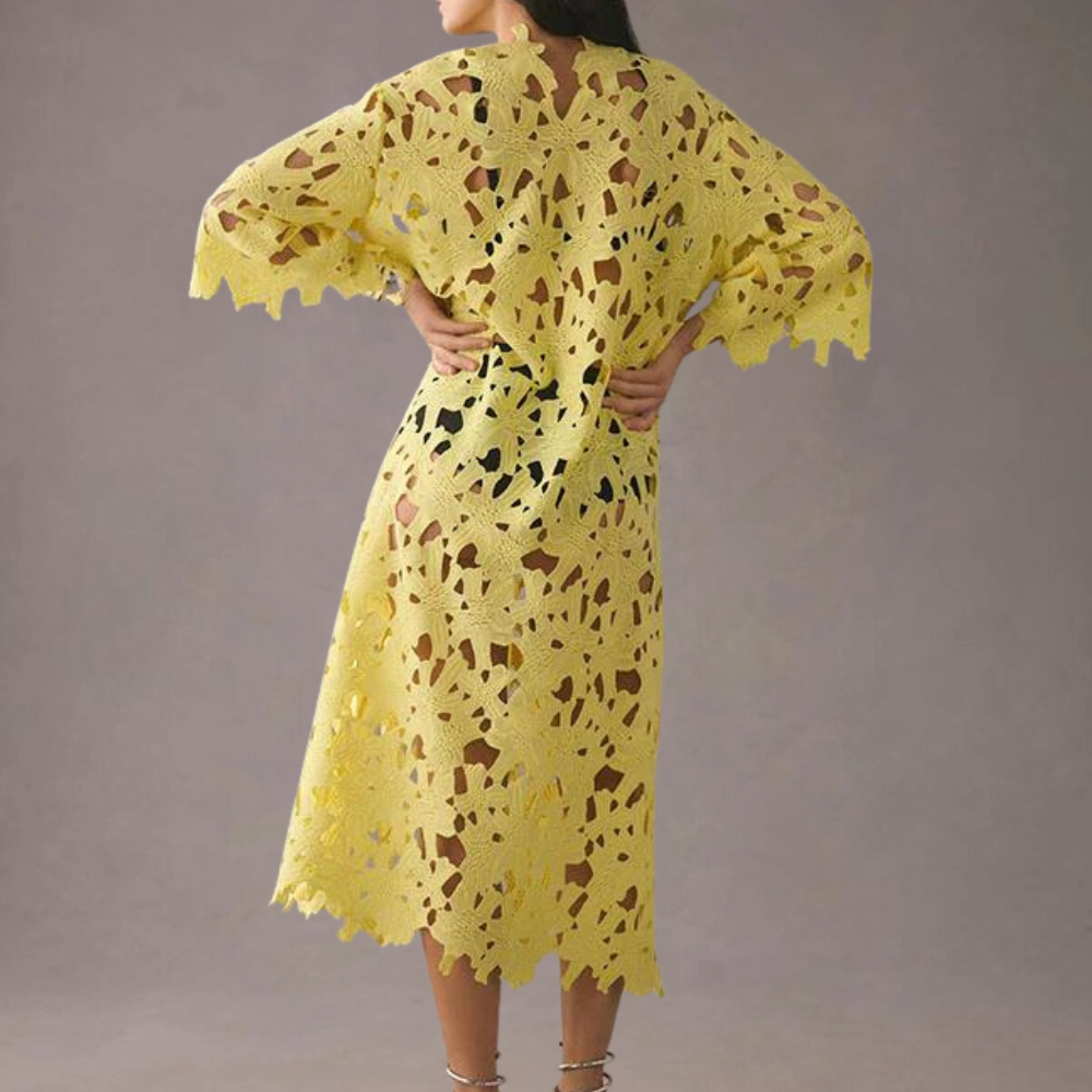 Luftiges Spitzenkleid | Verspielte Cut-Outs | Boho-Strandlook