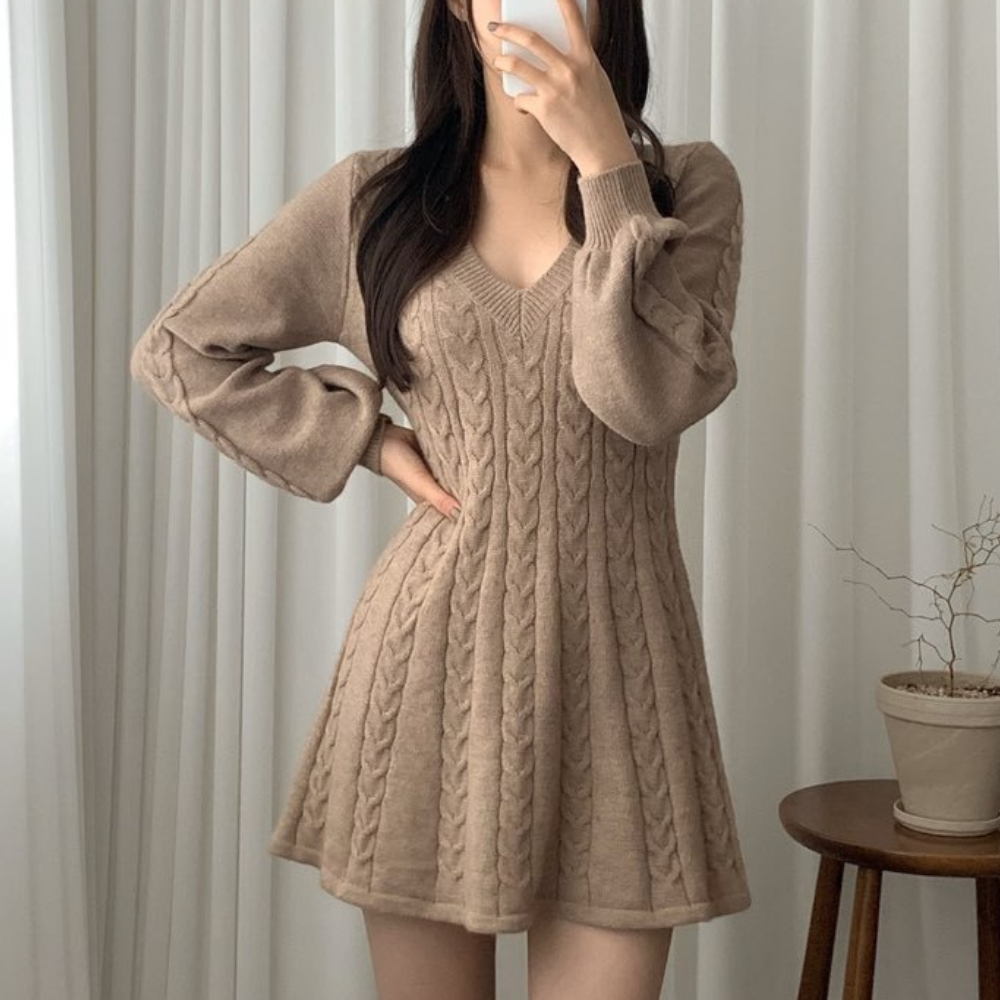 Damen Strickkleid mit Zopfmuster | V-Ausschnitt & Femininer Winterlook
