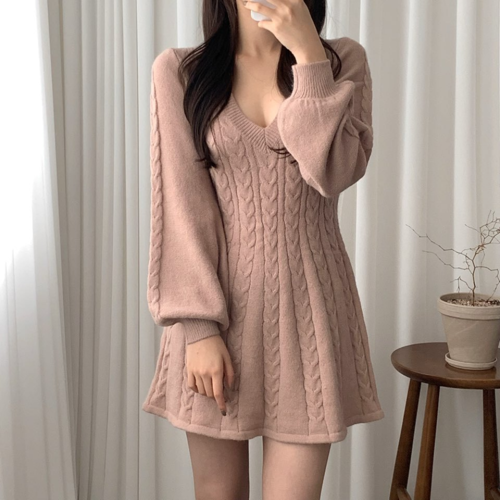 Damen Strickkleid mit Zopfmuster | V-Ausschnitt & Femininer Winterlook