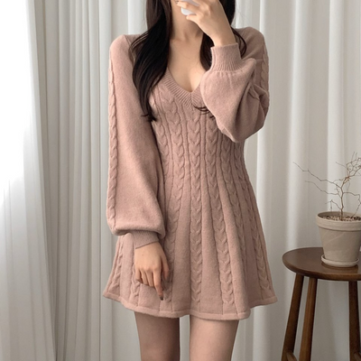 Damen Strickkleid mit Zopfmuster | V-Ausschnitt & Femininer Winterlook