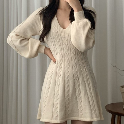 Damen Strickkleid mit Zopfmuster | V-Ausschnitt & Femininer Winterlook