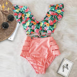 Rosa und weiße Blumen auf schwarzem Hintergrund + schwarze Shorts