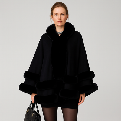 Friedela | Cape-Mantel mit flauschigem Besatz und Kapuze in Übergröße
