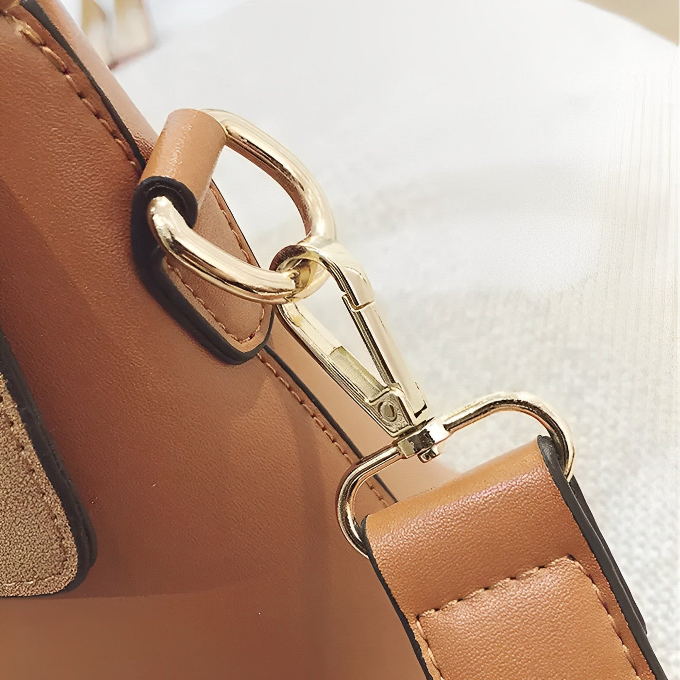Elegante Handtasche | Zweifarbiger Look | Statement-Schnalle