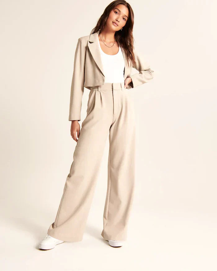 Figurbetonte Hose mit weitem Bein