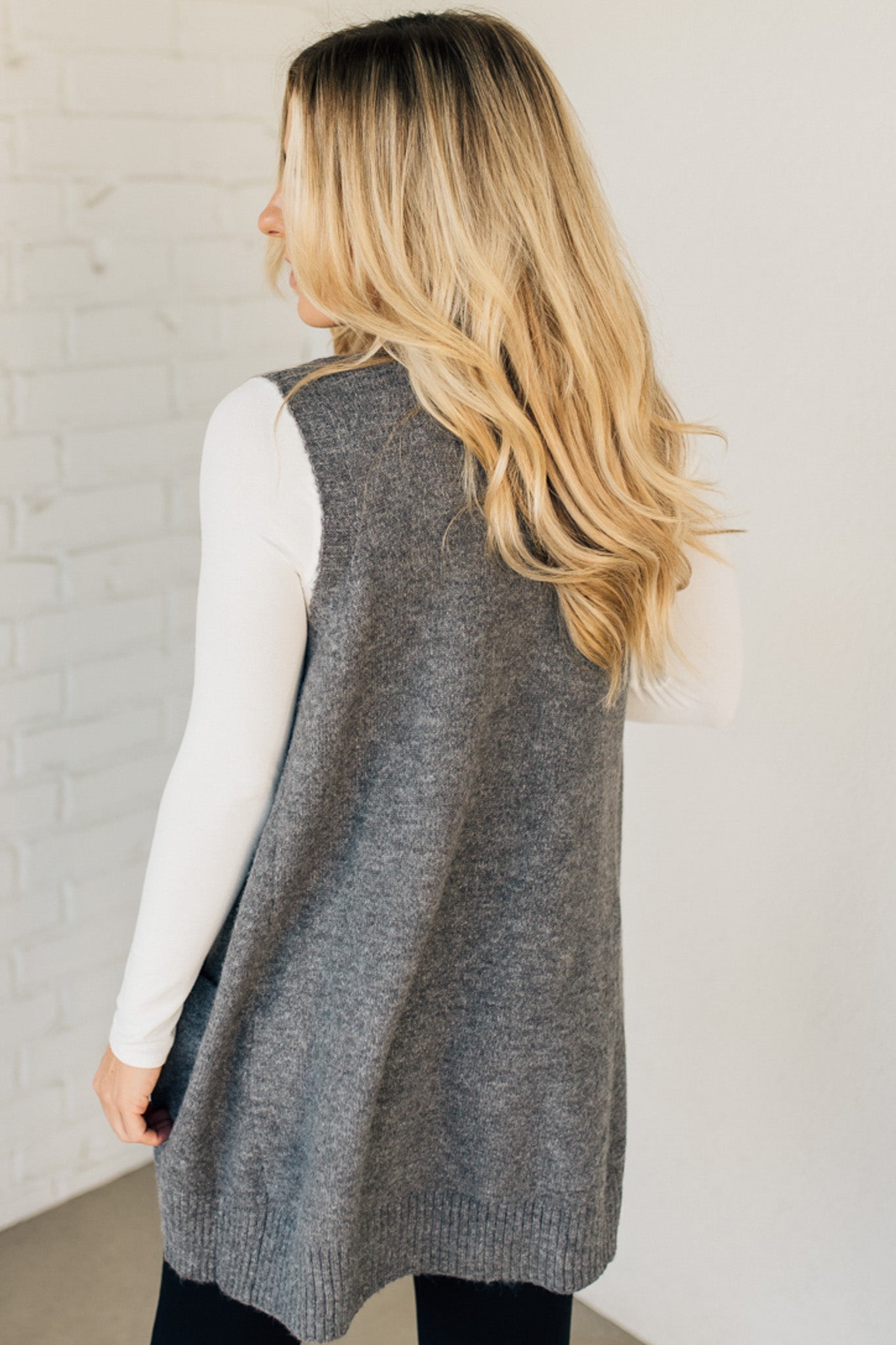 Langer Strick-Westenpullover | V-Ausschnitt | Gemütlich und Modern