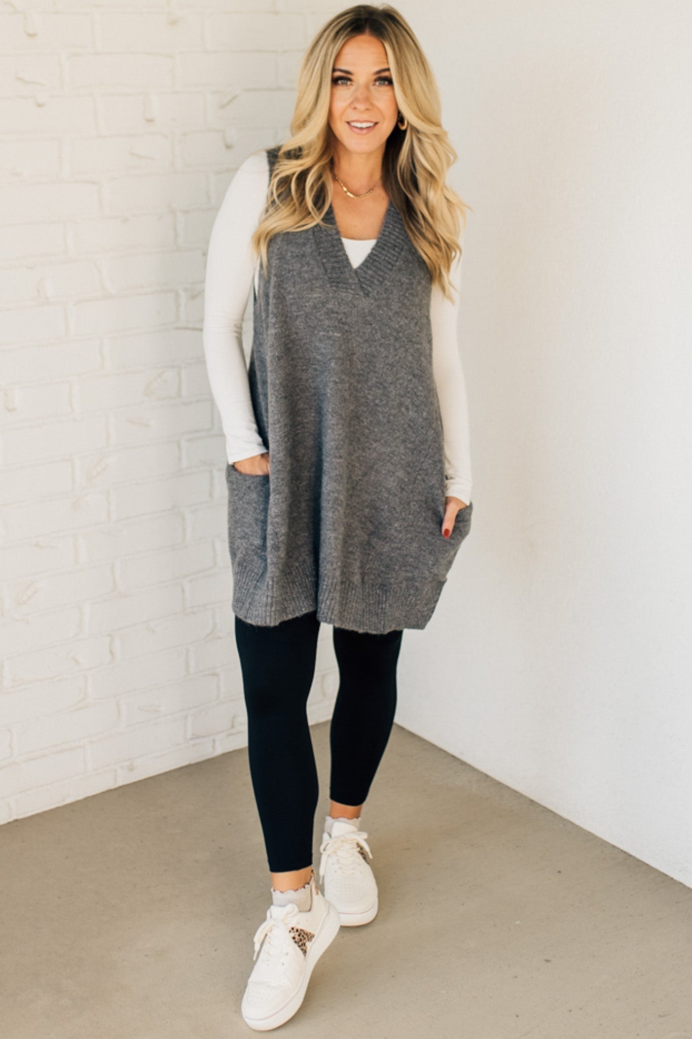 Langer Strick-Westenpullover | V-Ausschnitt | Gemütlich und Modern
