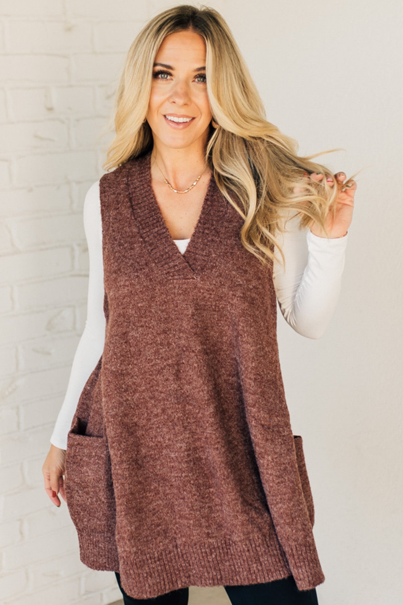 Langer Strick-Westenpullover | V-Ausschnitt | Gemütlich und Modern