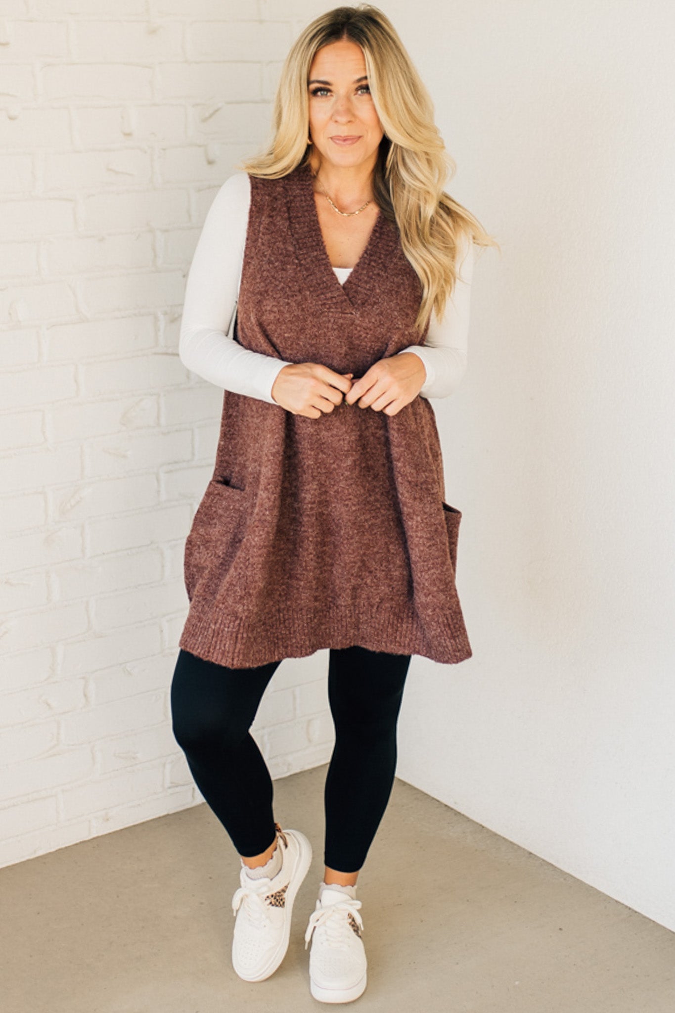 Langer Strick-Westenpullover | V-Ausschnitt | Gemütlich und Modern