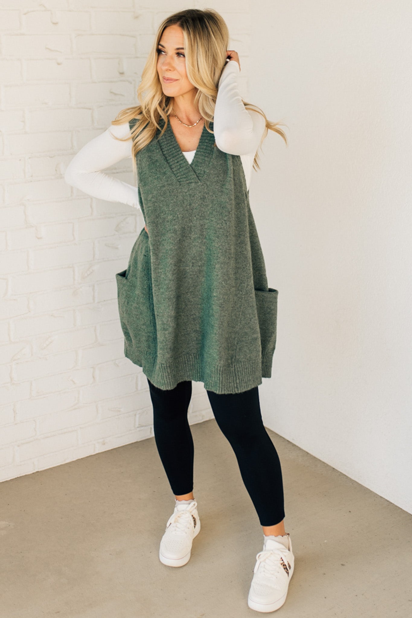Langer Strick-Westenpullover | V-Ausschnitt | Gemütlich und Modern