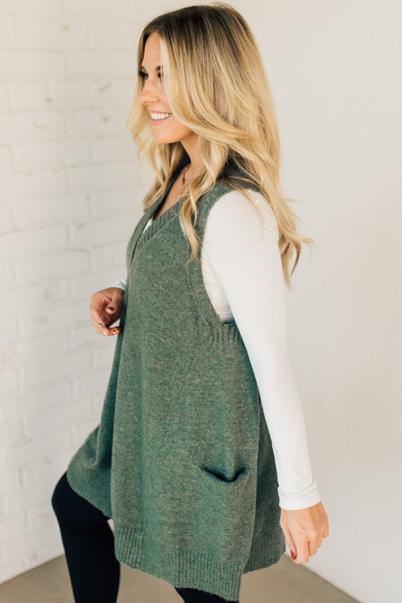 Langer Strick-Westenpullover | V-Ausschnitt | Gemütlich und Modern