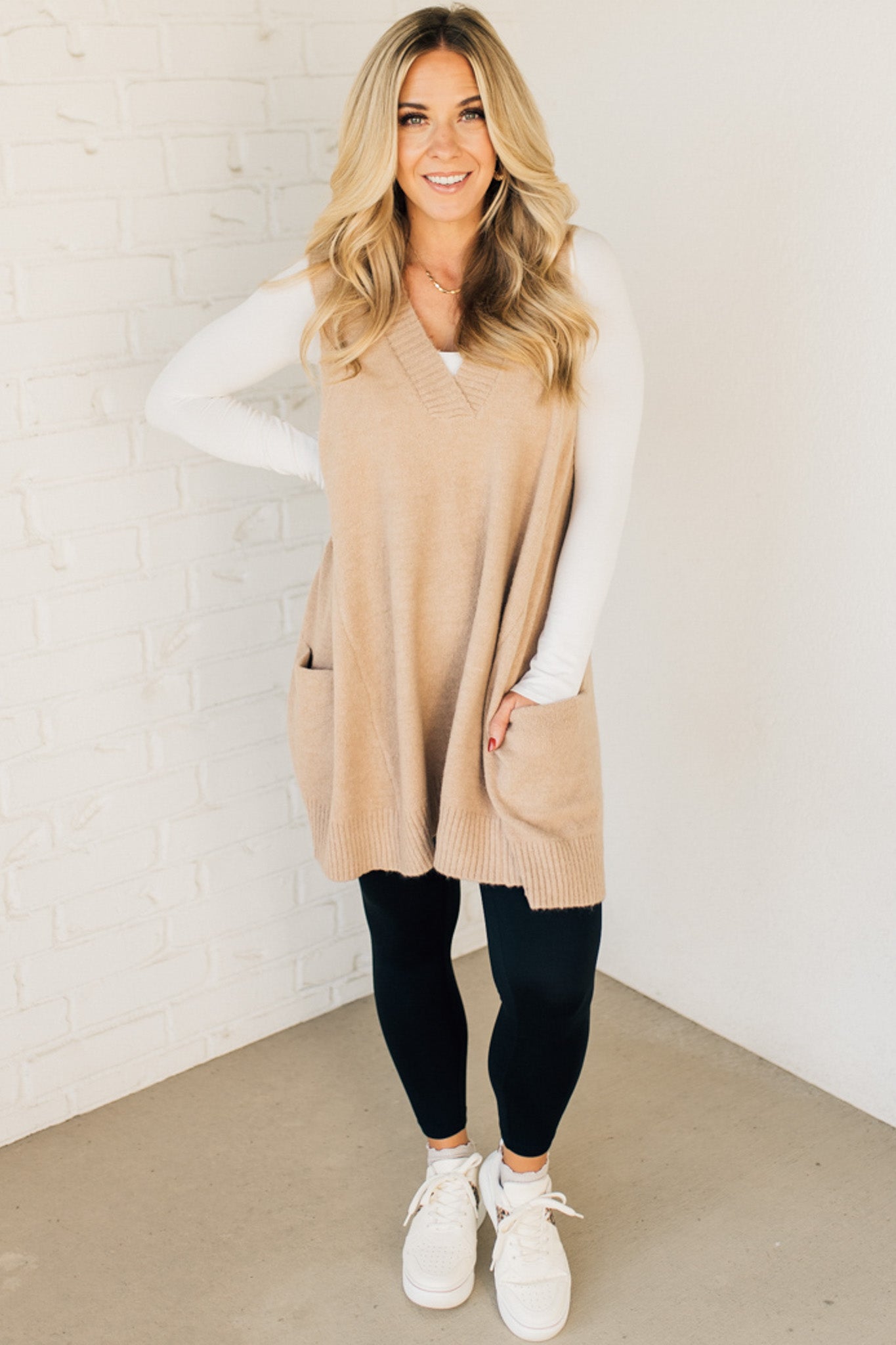 Langer Strick-Westenpullover | V-Ausschnitt | Gemütlich und Modern