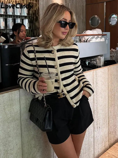 Gestreifter Cardigan | Goldene Knöpfe | Eleganter Chic