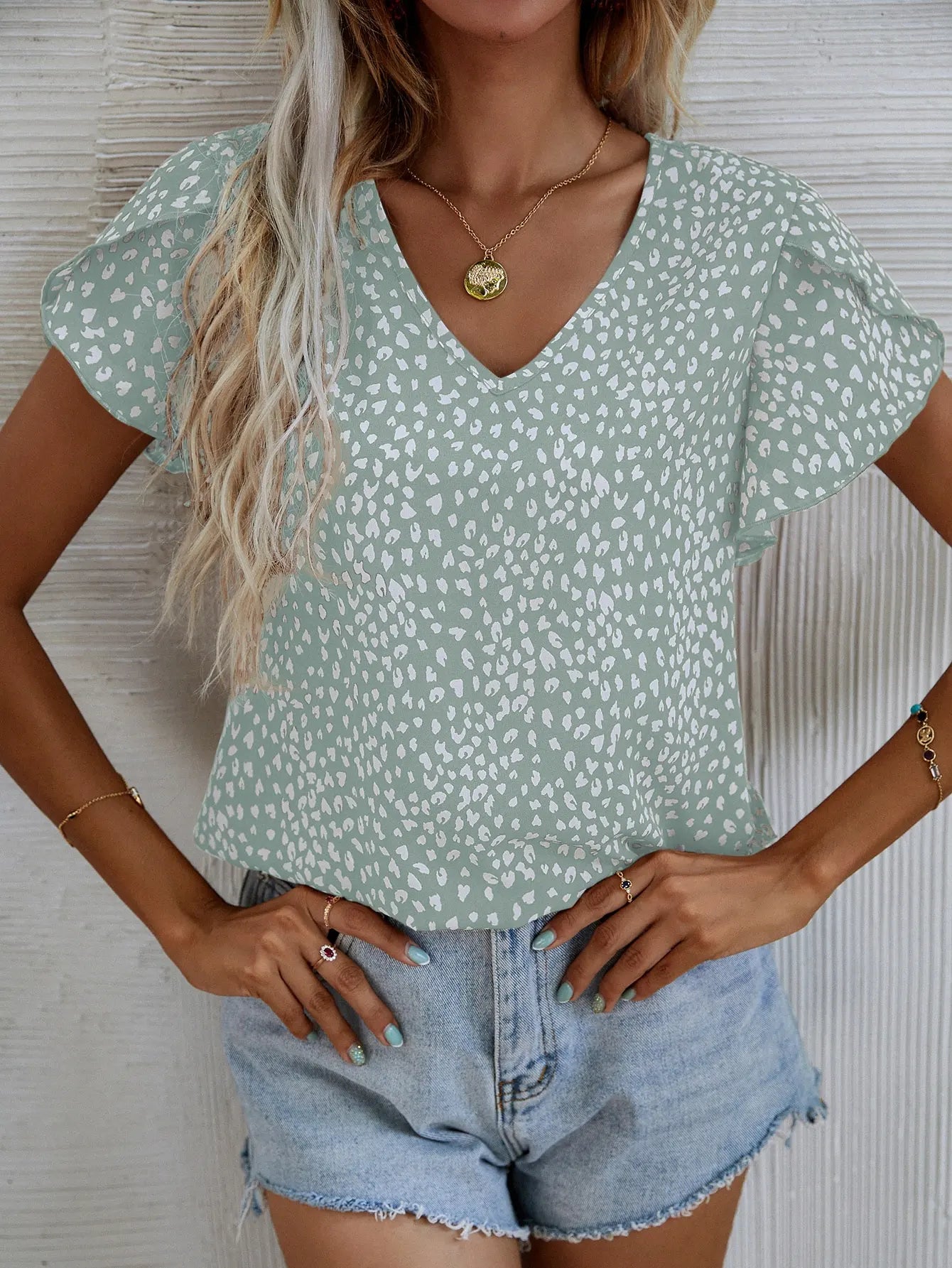 Carina | Kurzärmlige Sommerbluse mit schmaler Passform ohne Kragen