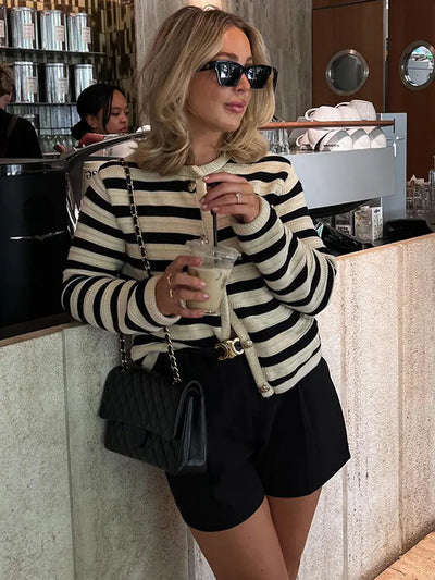 Gestreifter Cardigan | Goldene Knöpfe | Eleganter Chic