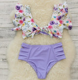 Lila geblümtes Oberteil + lila Shorts