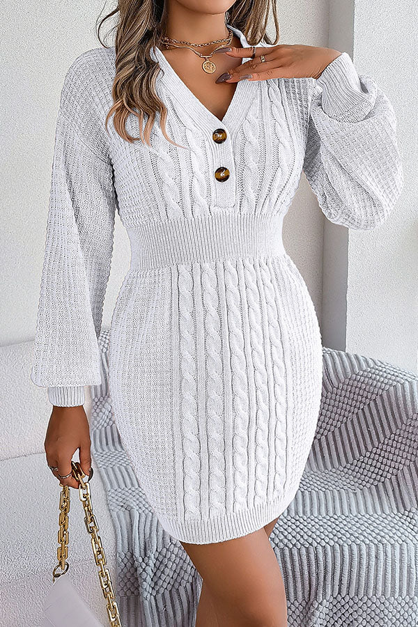 Marianne® | Geknöpftes, hüftbetontes Pulloverkleid mit gedrehten Laternenärmeln und V-Ausschnitt