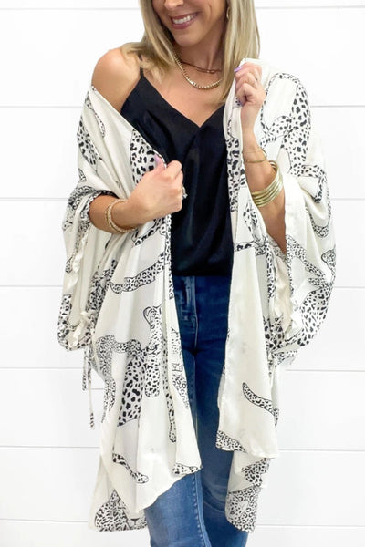 Lucía® | Weißer, locker sitzender Kimono mit offenem Vorderteil und Gepardenmuster