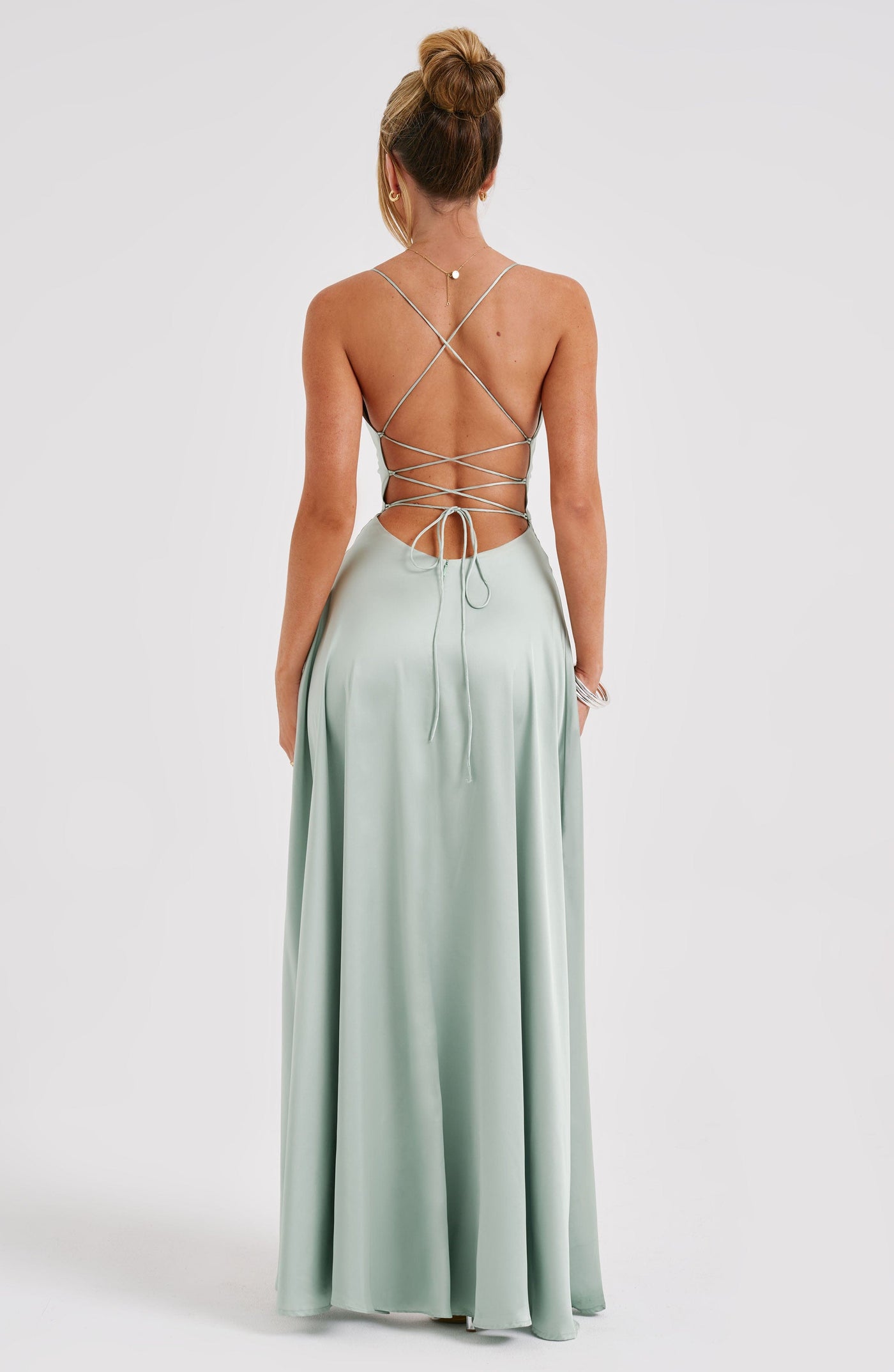 Salbei Bethany Satin-Maxi-Kleid
