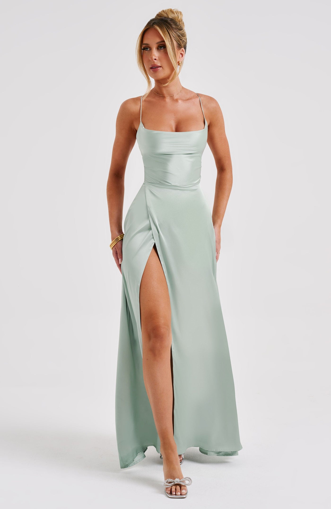 Salbei Bethany Satin-Maxi-Kleid
