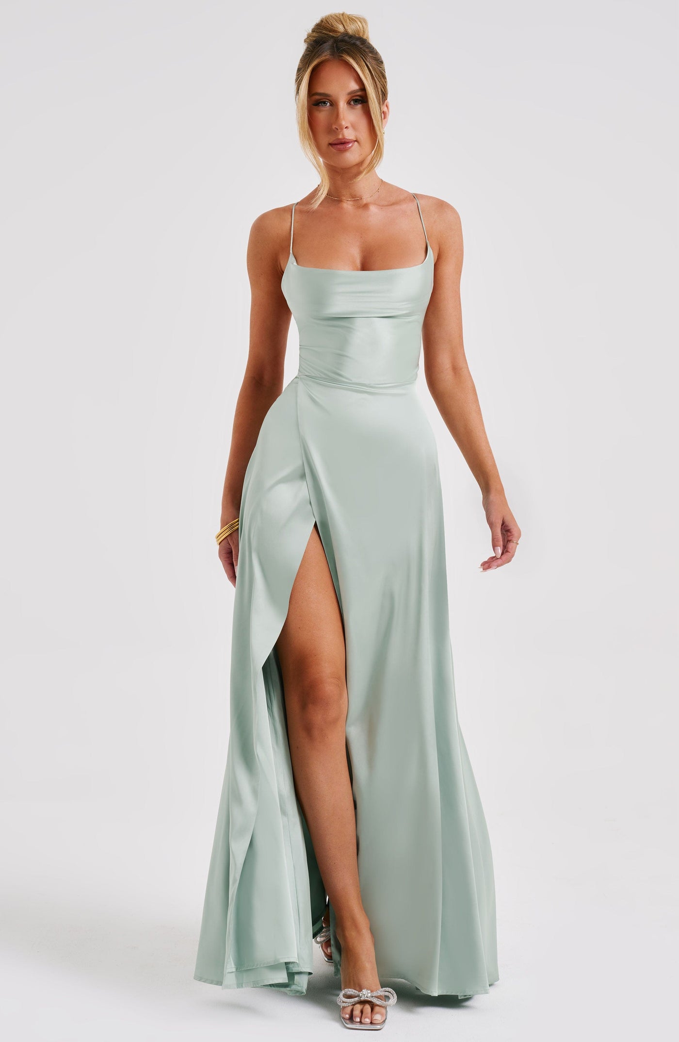 Salbei Bethany Satin-Maxi-Kleid