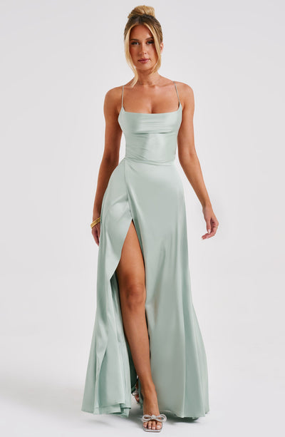 Salbei Bethany Satin-Maxi-Kleid